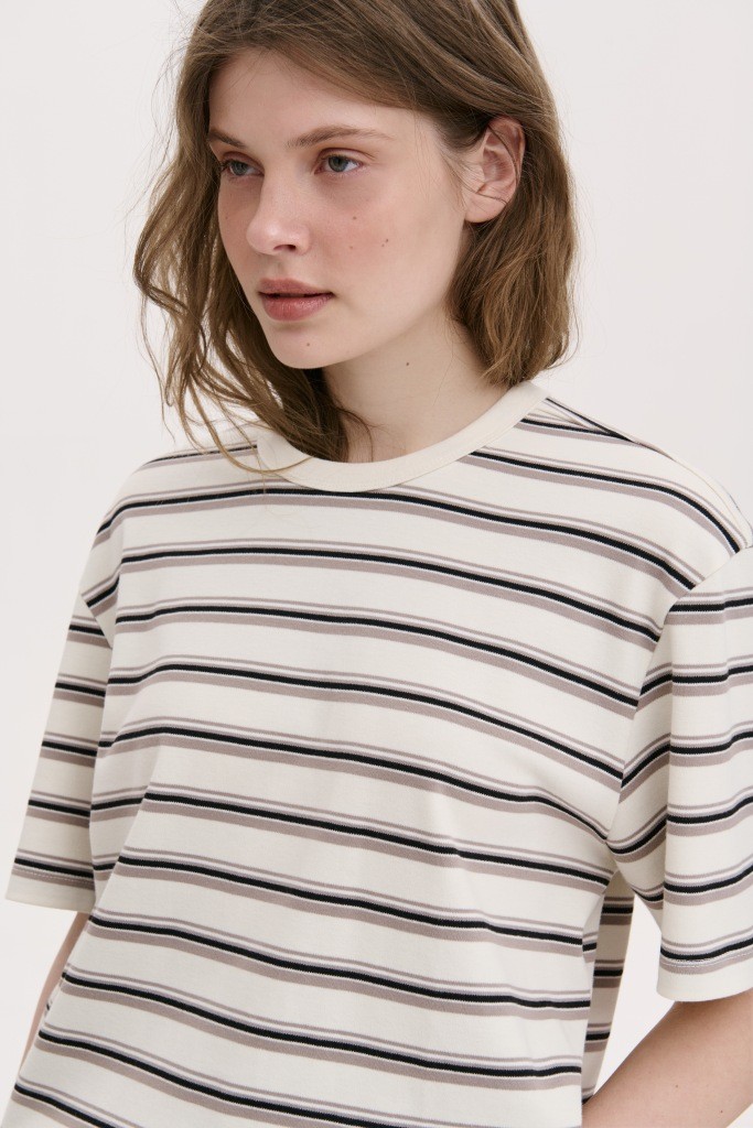 БАЗОВА ФУТБОЛКА У СМУЖКУ  1280 зображення